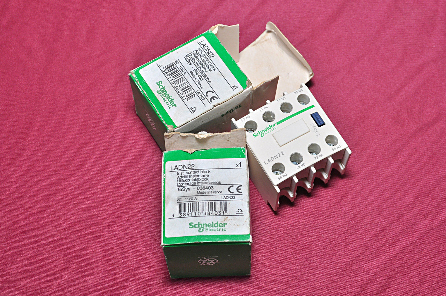 Lot of 2x schneider electric ladn 22 auxiliary contact block