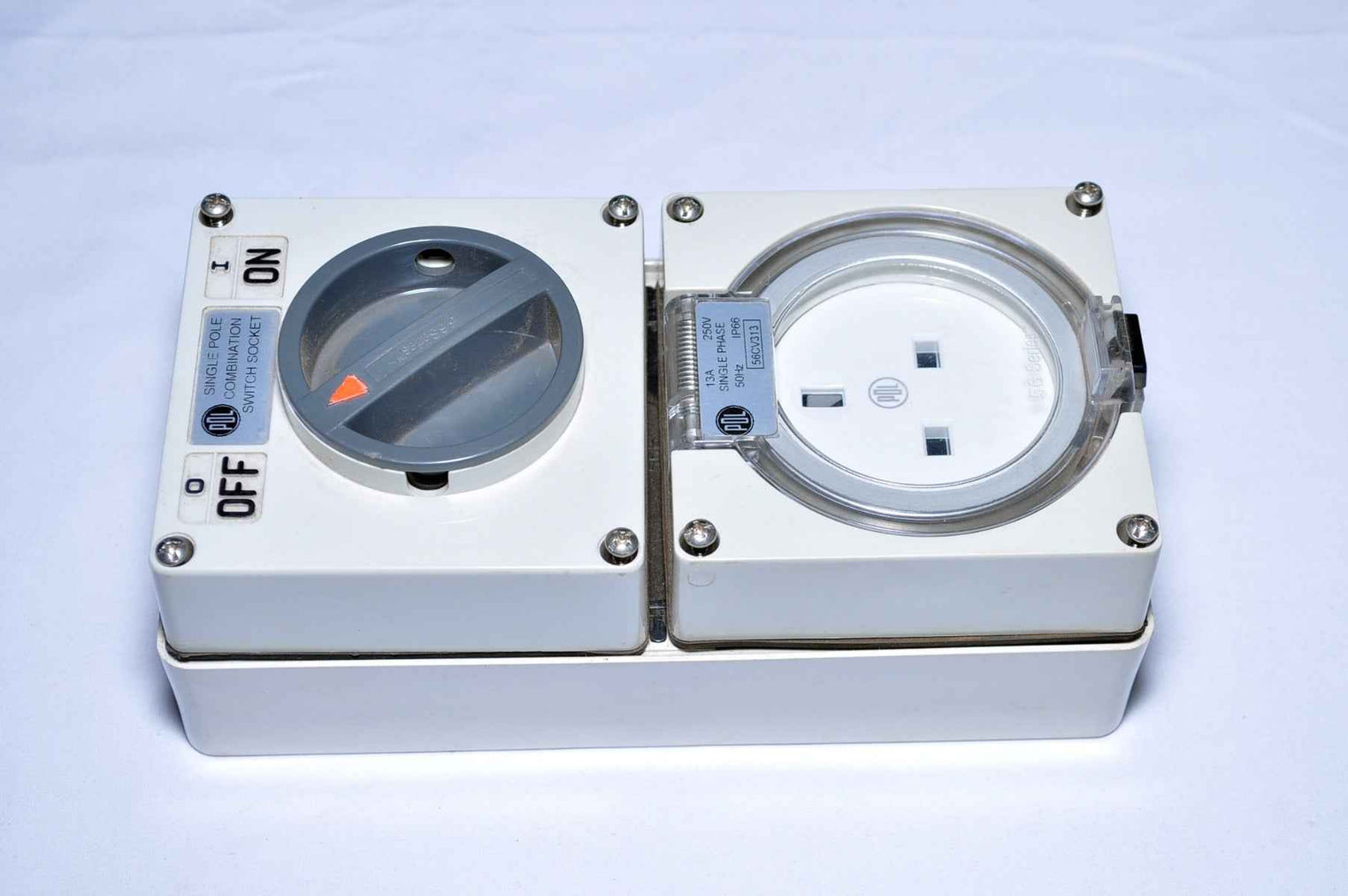 Pdl 56Cv313 Single Pole Combination Switch Socket Series 5650 13A 250V 50Hz