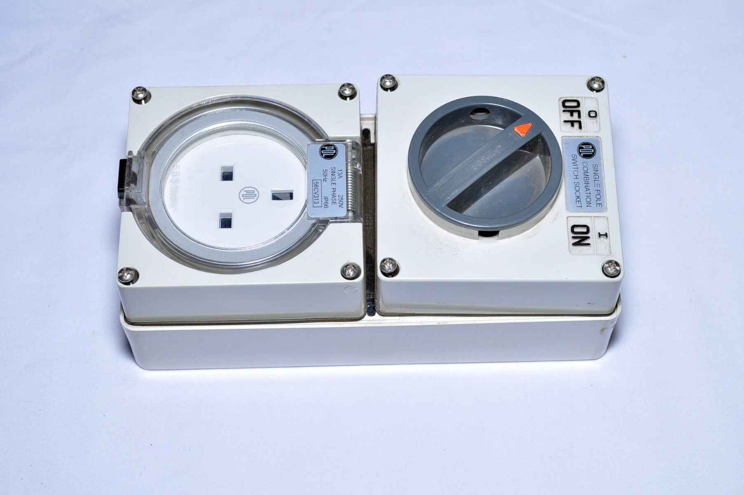 Pdl 56Cv313 Single Pole Combination Switch Socket Series 5650 13A 250V 50Hz