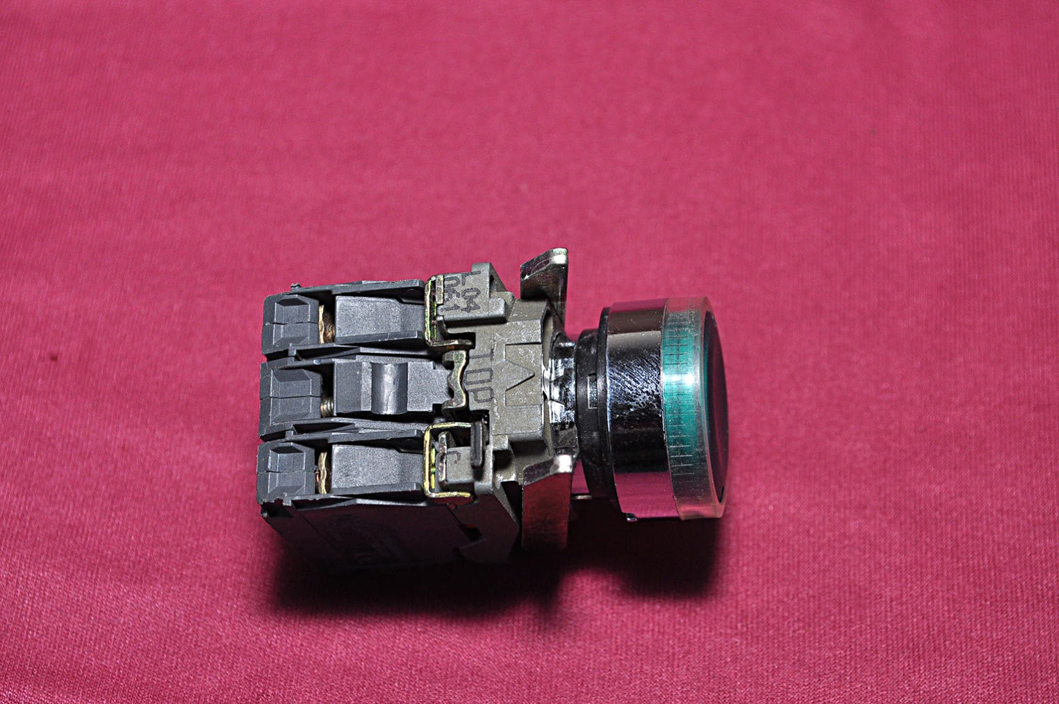 Telemecanique zbe-101 230vac illuminated psh button