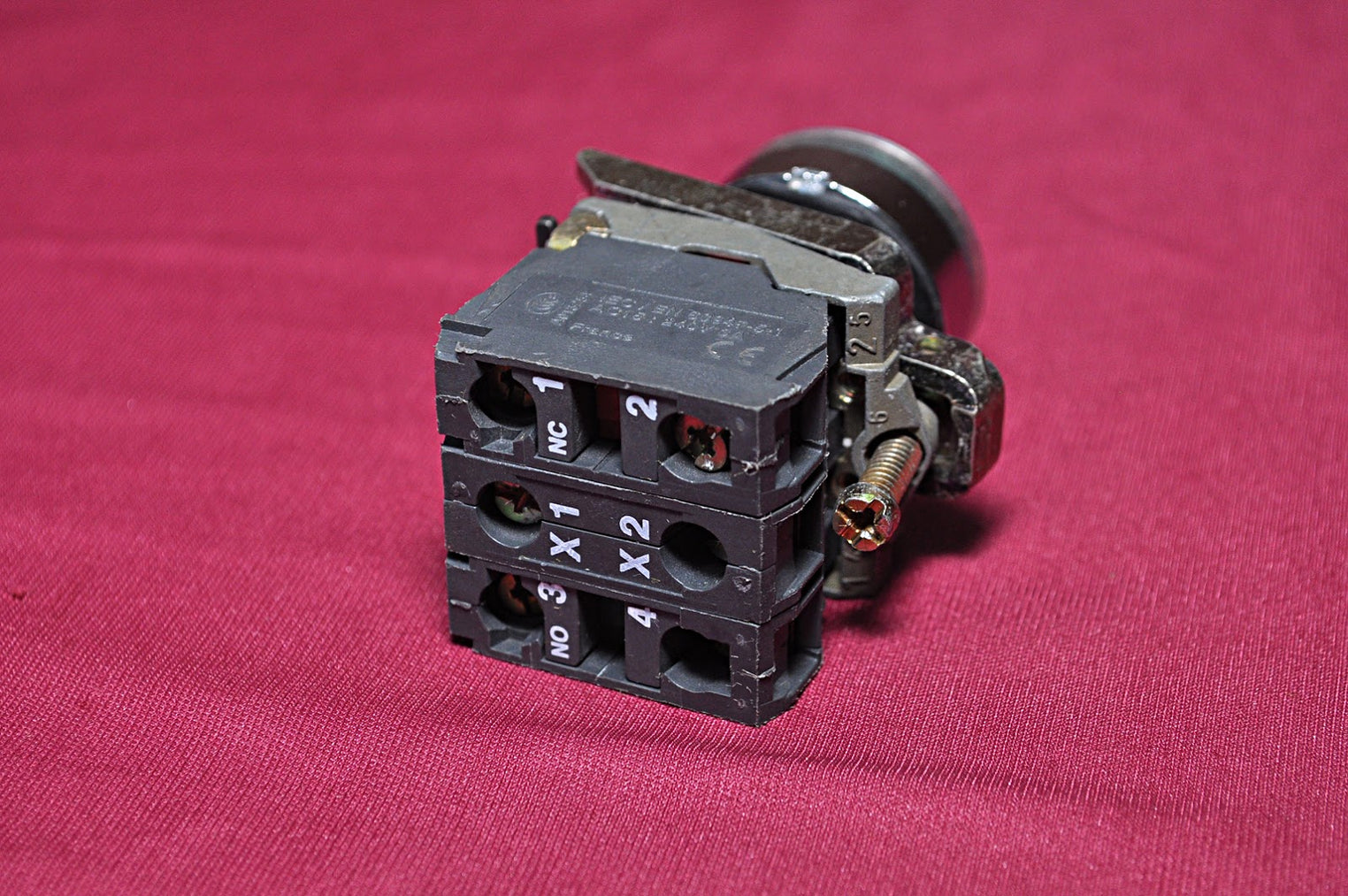 Telemecanique zbe-101 230vac illuminated psh button