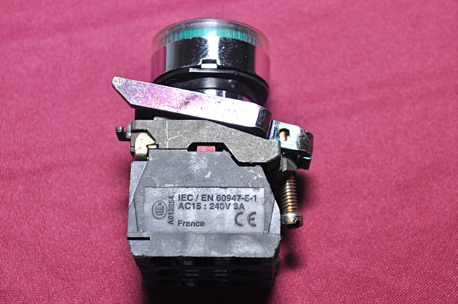 Telemecanique zbe-101 230vac illuminated psh button