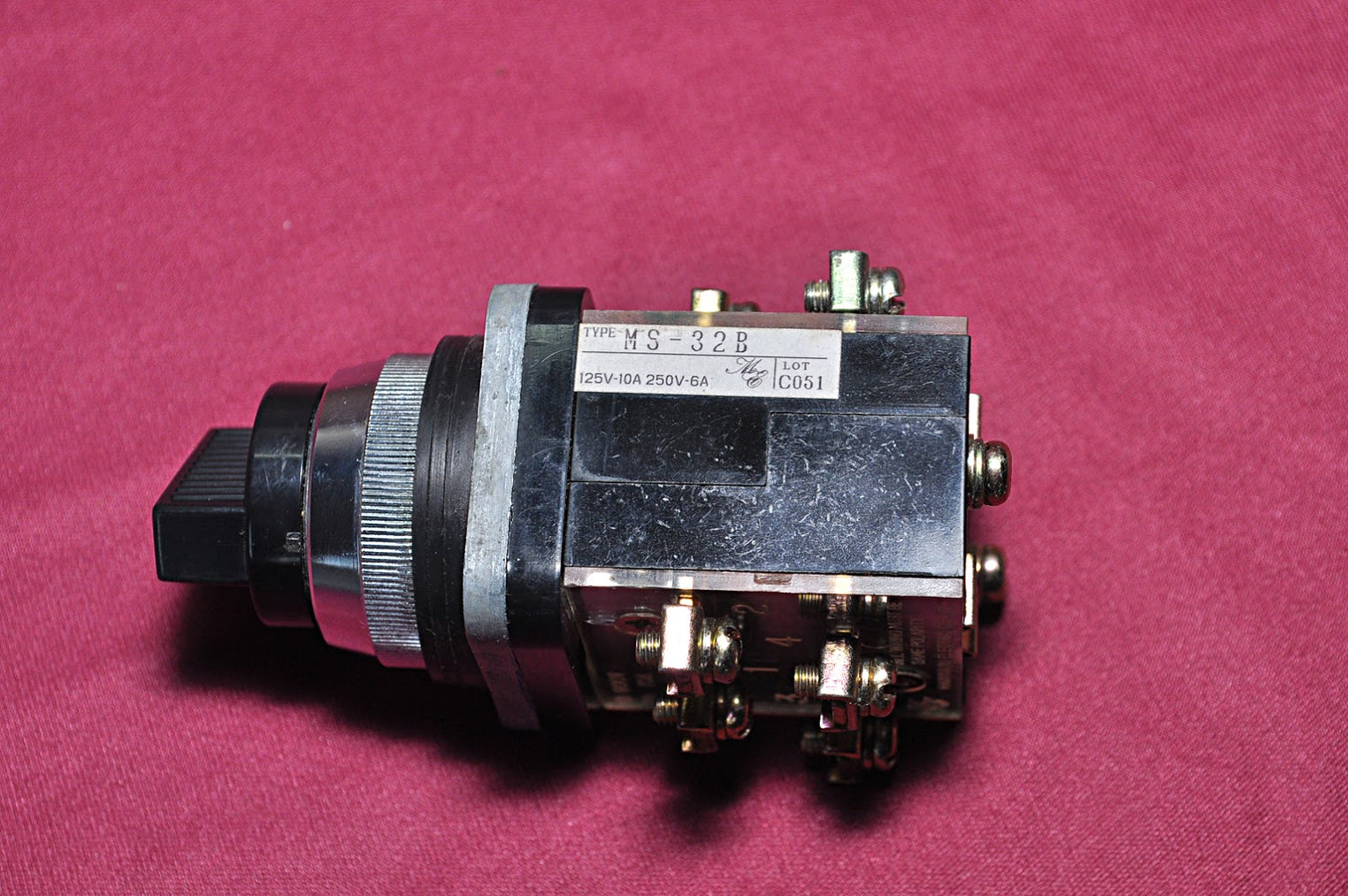 BLACK SELECTOR SWITCH 022-2 POSITION