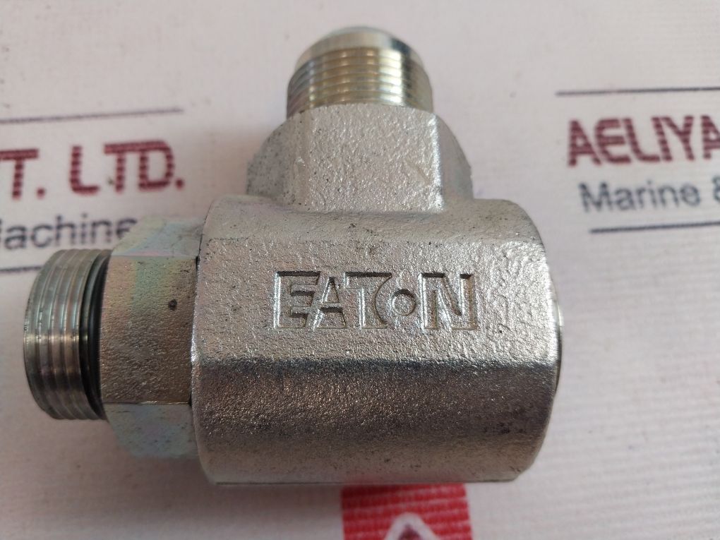 Eaton 7804666 90° Degree Elbow Bulkhead Adapter