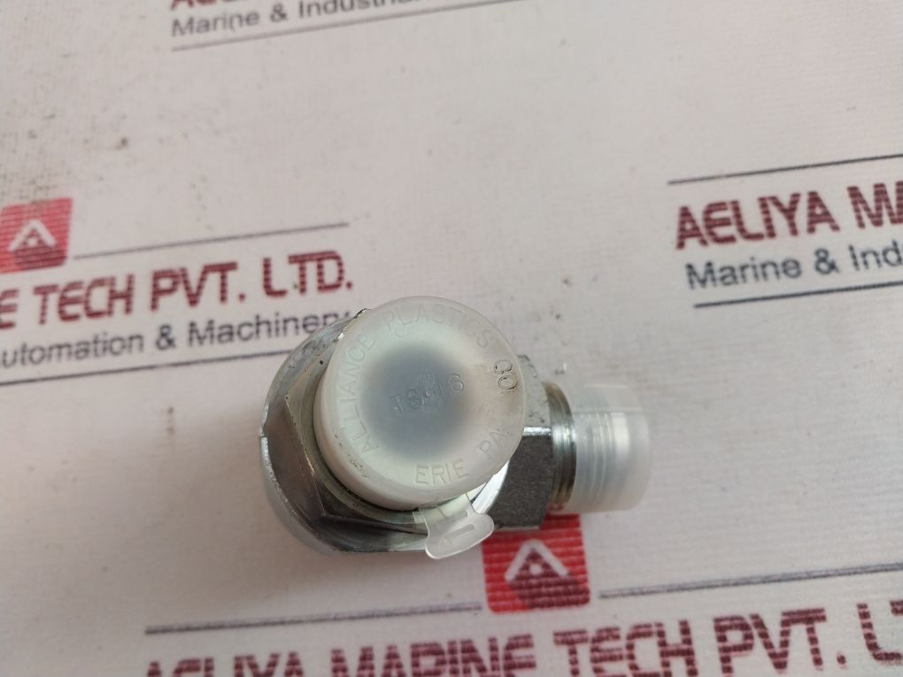 Eaton 7804666 90° Degree Elbow Bulkhead Adapter