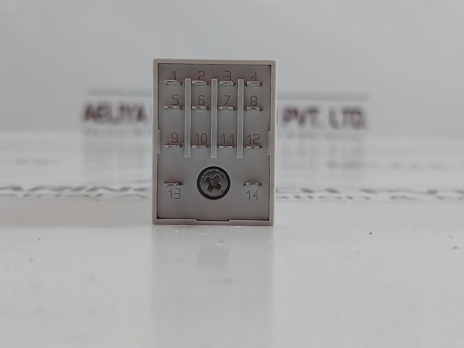 Finder 85.04.8.240.0000 Miniature Plug-in Timer