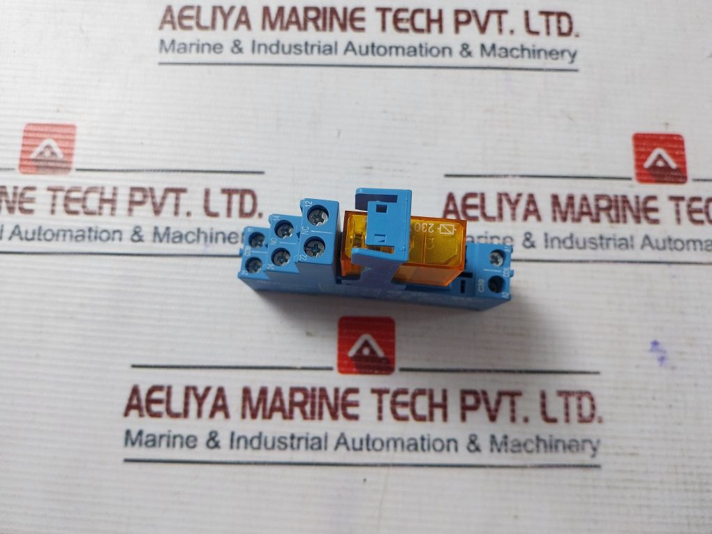 Finder Type 95.05 Relay With Socket 16A 250V
