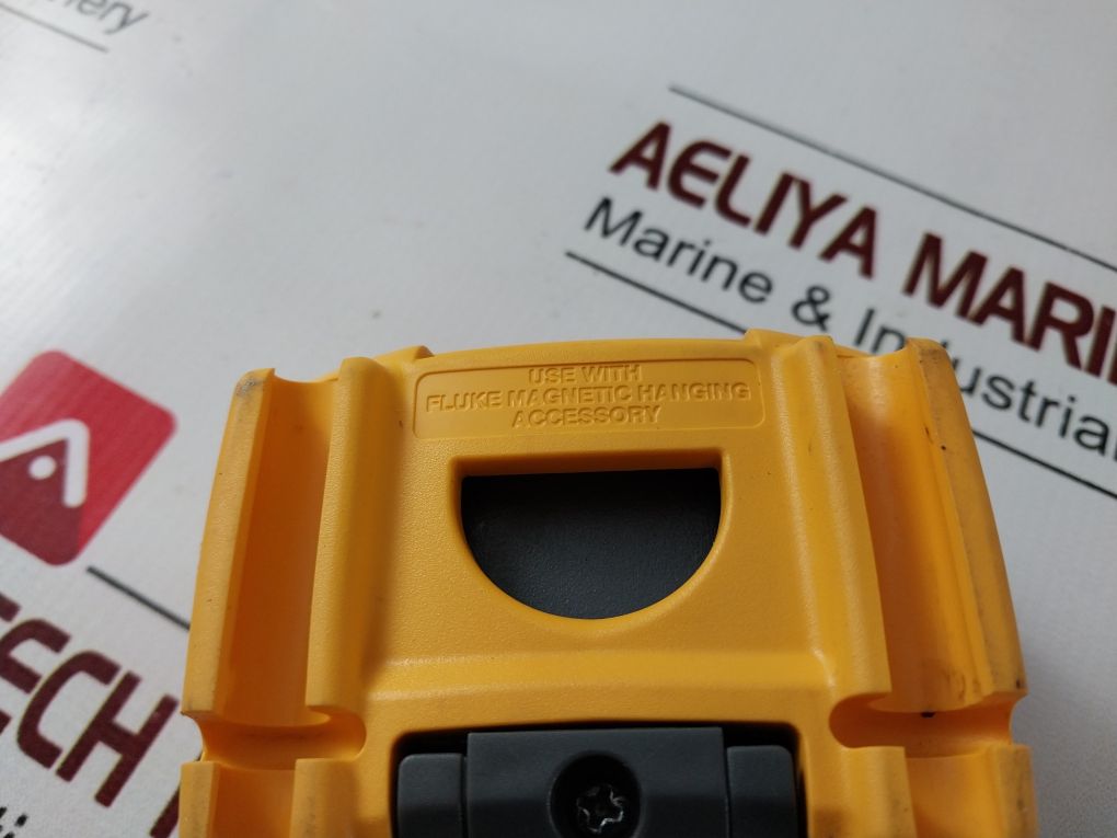 Fluke 115 true rms digital multimeter with cable