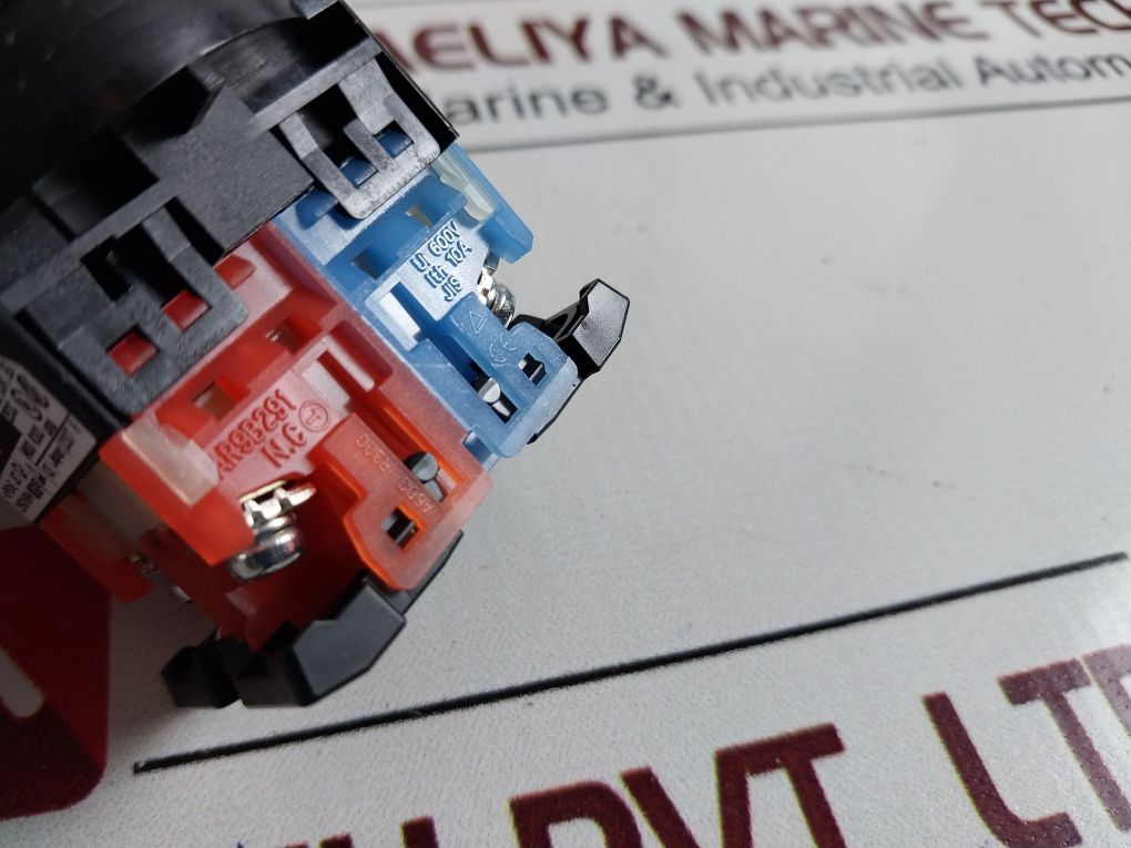 Fuji Electric Ar30F0R-11R Push Button Switch Ar30F0R