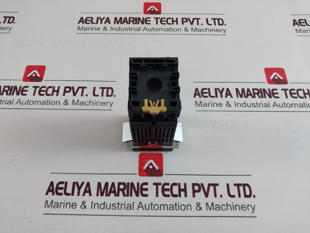 Fuji Electric Pxr4Tas1-0V000 Temperature Controller 100-240Vac 50/60Hz