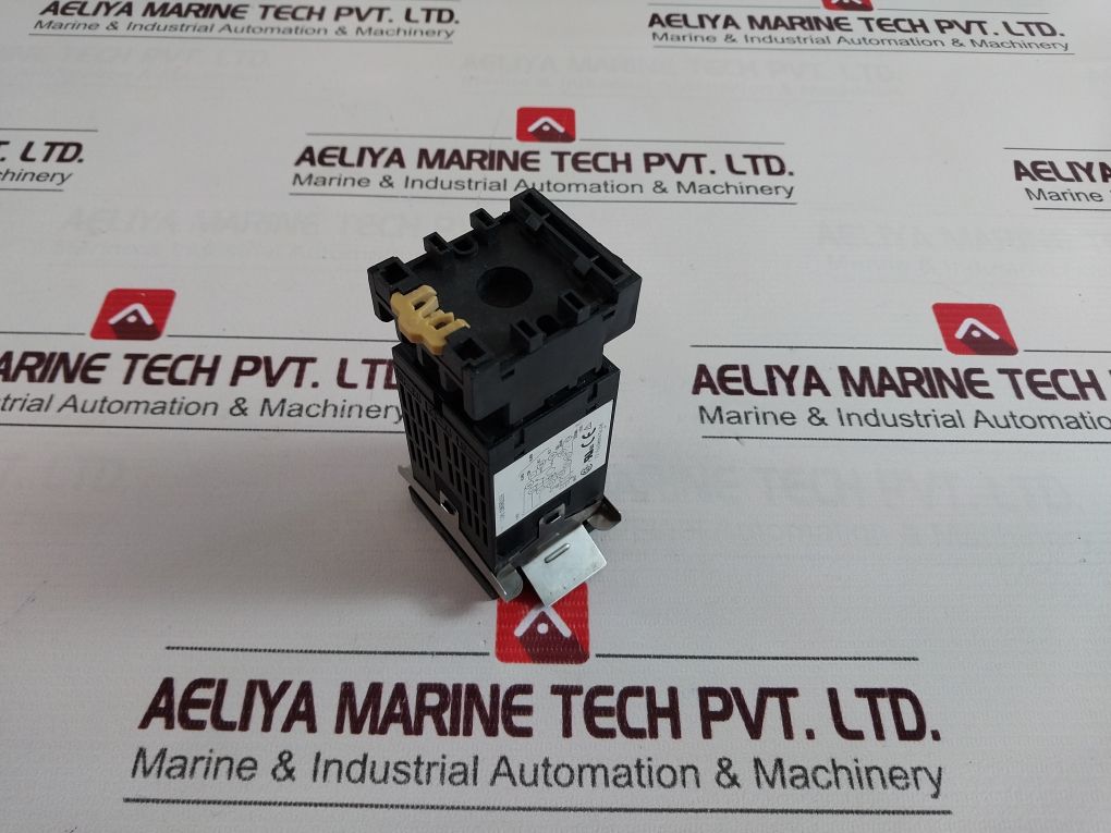 Fuji Electric Pxr4Tas1-0V000 Temperature Controller 100-240Vac 50/60Hz