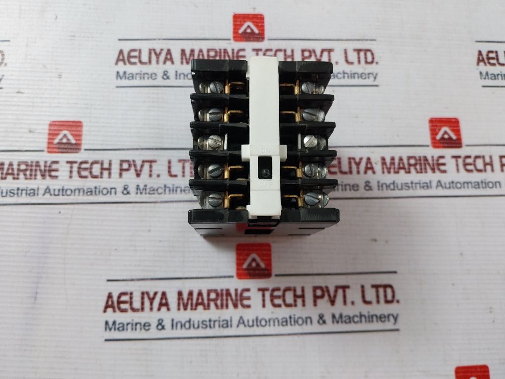 General Electric Cr120A04022Aa Industrial Relay 10Amp 300 Volts 50/60Hz