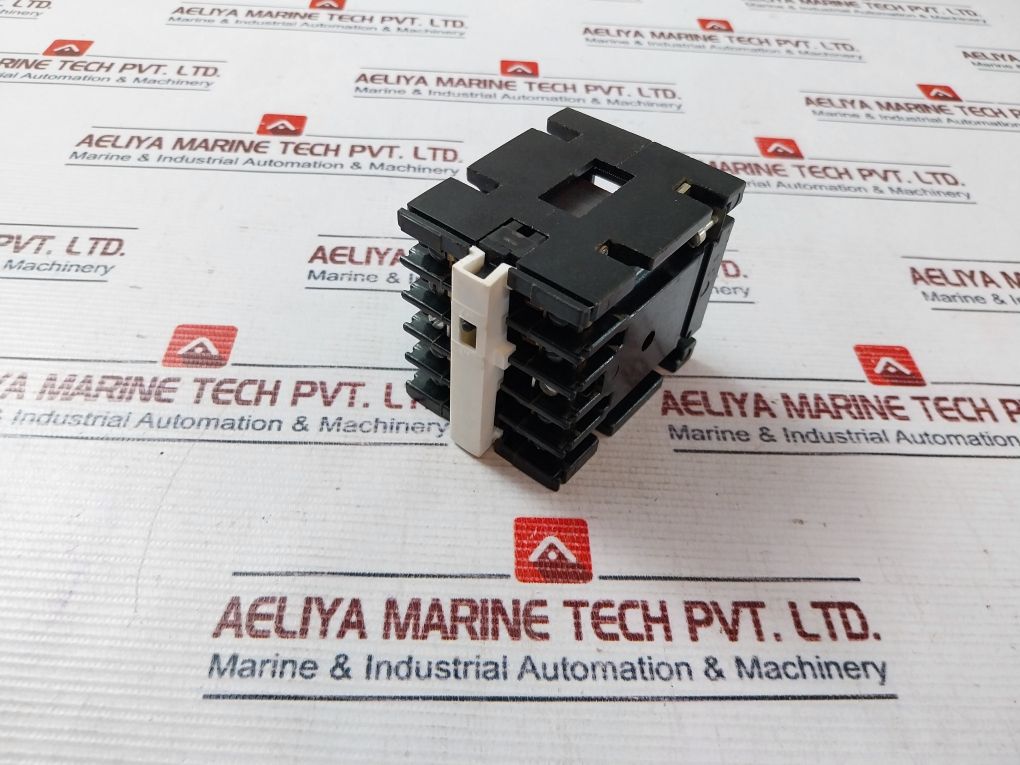 General Electric Cr120A04022Aa Industrial Relay 10Amp 300 Volts 50/60Hz