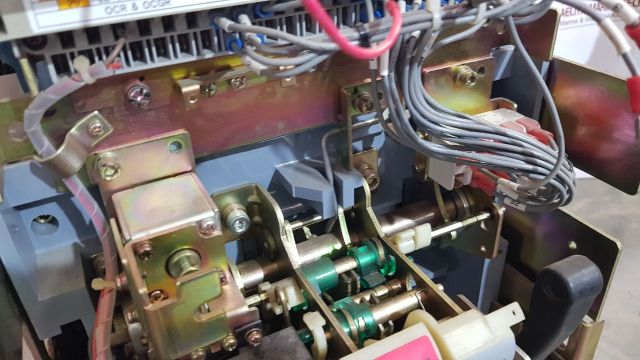 Hyundai Hian12 Air Circuit Breaker(Incomplete Parts)