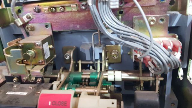 Hyundai Hian12 Air Circuit Breaker(Incomplete Parts)