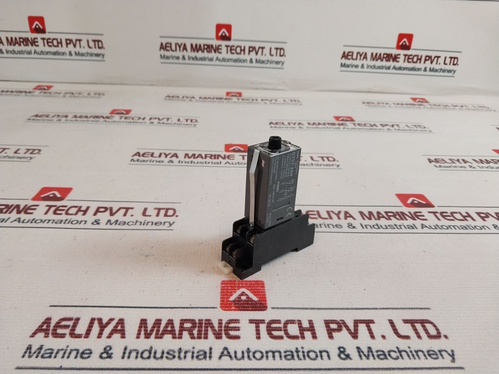 Idec Gt5Y-2Sn Electronic Timer With Socket