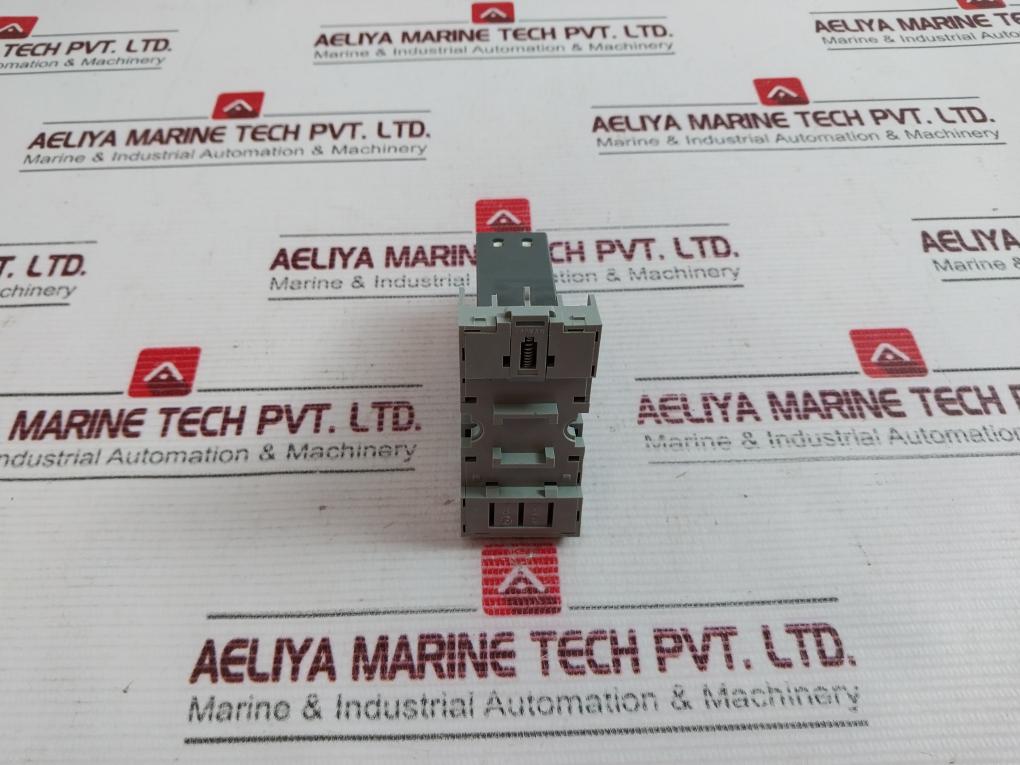 Idec Gt5Y-4Sn Electronic Timer With Base 24 Vdc