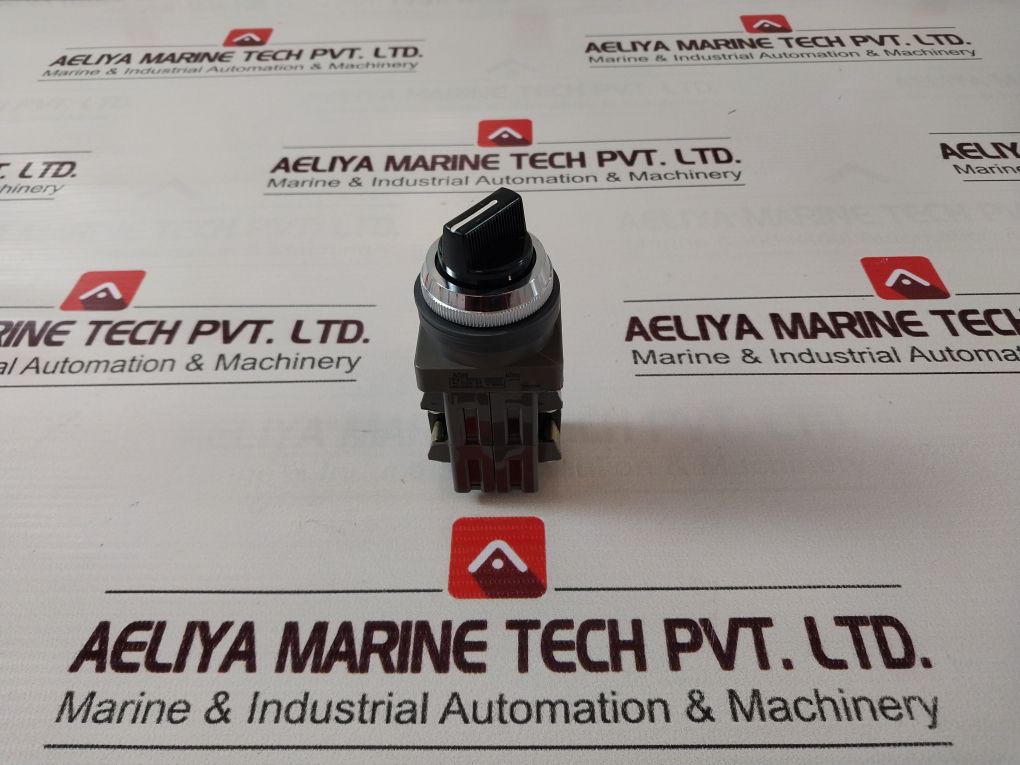 Idec Izumi Asn 41-10569 Selector Switch
