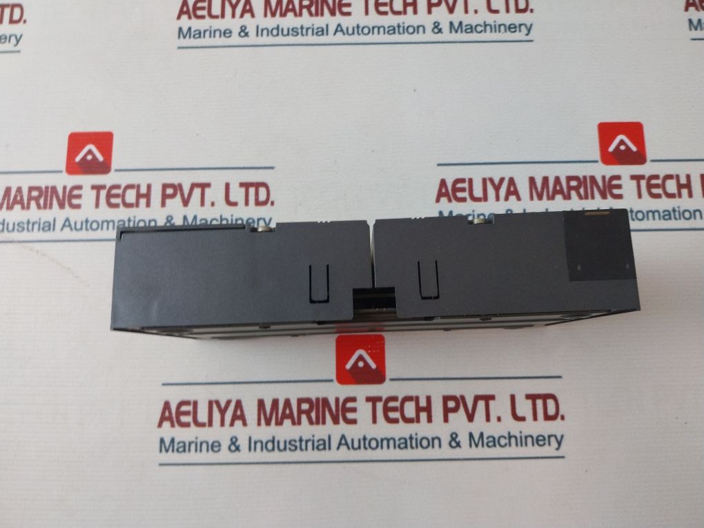 Idec Izumi Pfj-t081U 8-relay Output Unit 220 Vac 5A