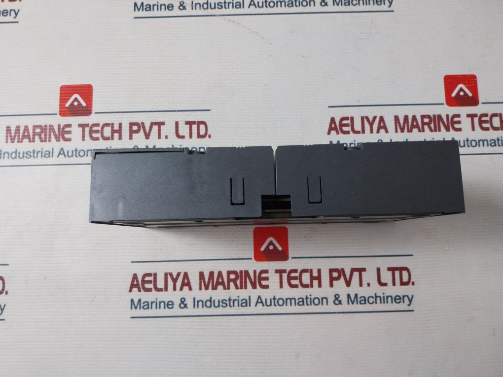 Idec Izumi Pfj-t081U 8-relay Output Unit 110Vac/220Vac 5A/2A