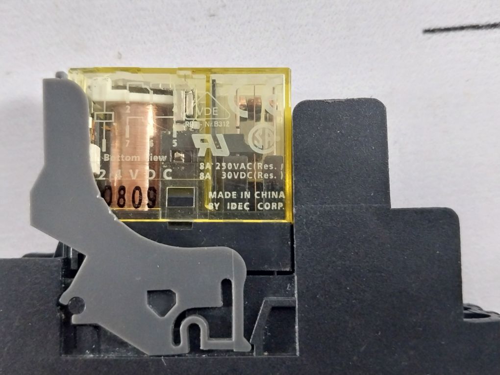 Idec Rj2S-cl-d24 Relay With Sj2S-07L Socket