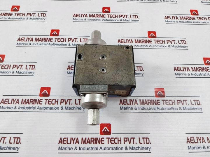 Johnson Controls P74Ea-9700 Differential Pressure Switch