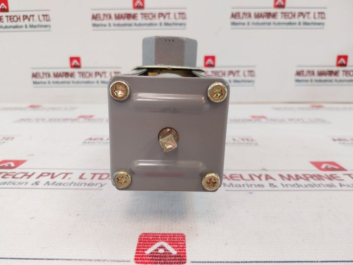 Johnson Controls V47Ad-2 Temperature Actuated Water Valve 115 To 180F