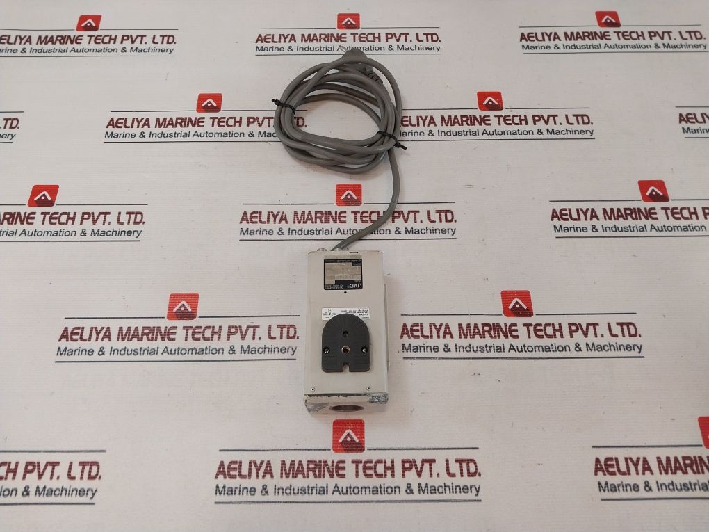 Jvc Tm-1010Pn Video Monitor Tk-c1481Eg Color Video Camera 3239 Photo Optic Lamp With Connector Cables