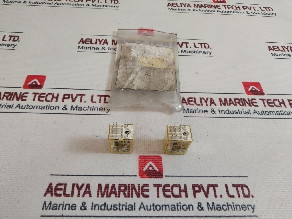 Lot of 2X Idec Ry4S-u Relay 5A 30Vdc