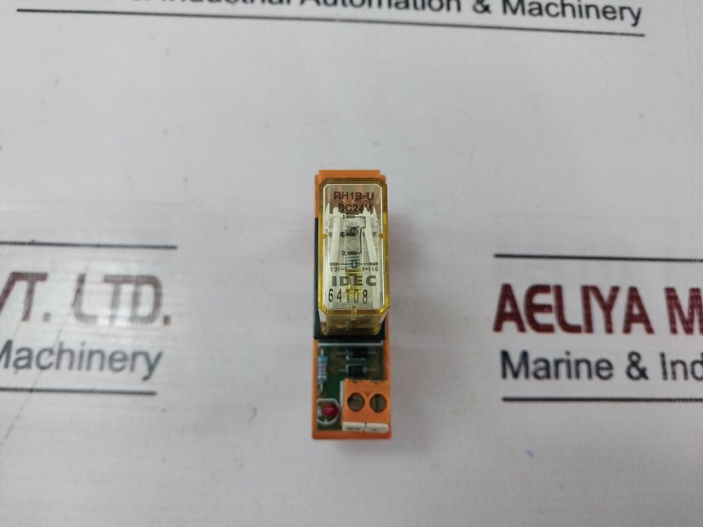 Lot Of 4X Idec Rh1B-u Relay With Socket