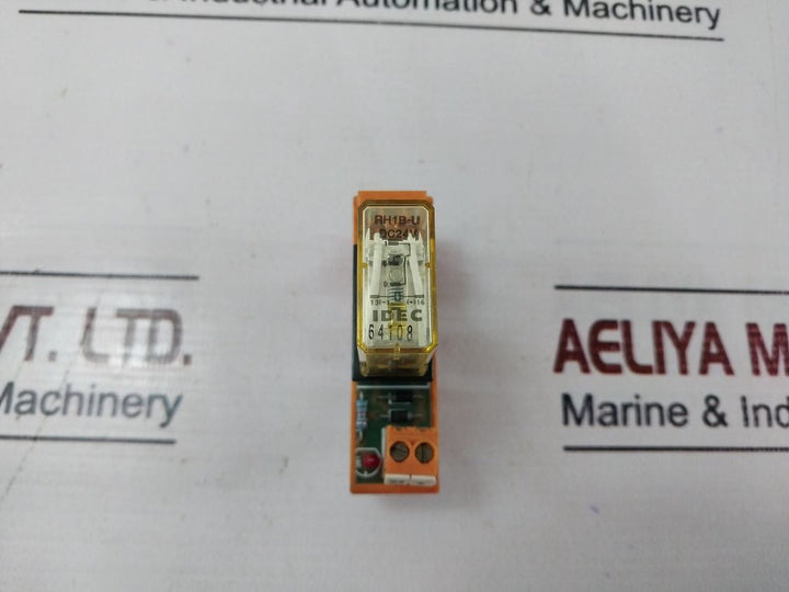 Lot Of 4X Idec Rh1B-u Relay With Socket