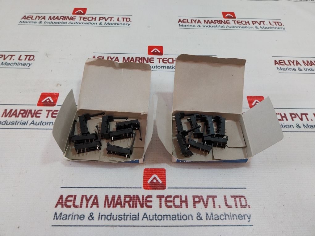 Lot of 7x Omron P2R-08P Relay Socket 5A 250 Vac
