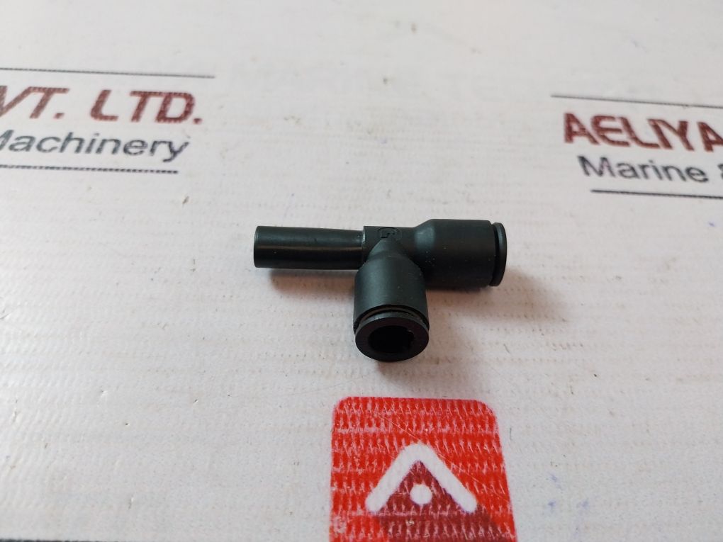 Lot Of 9X Legris 3183 08 00 Plug In Run Tee With Plastic Tail Piece