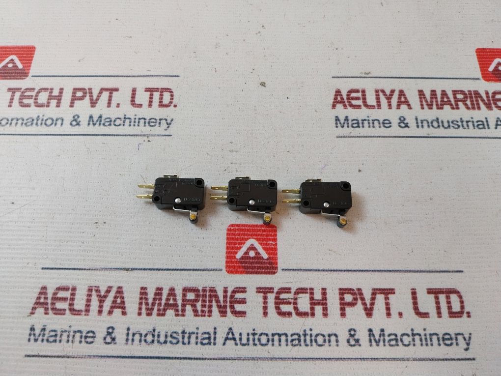 Lot Of 9X Omron V-155-1C25 Microswitch Roller Lever Short