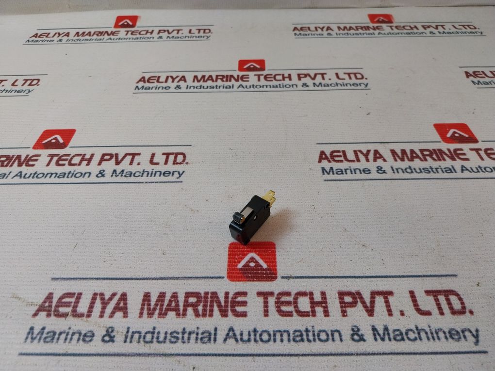 Lot Of 9X Omron V-155-1C25 Microswitch Roller Lever Short