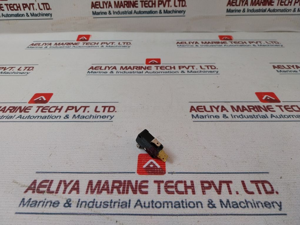 Lot Of 9X Omron V-155-1C25 Microswitch Roller Lever Short