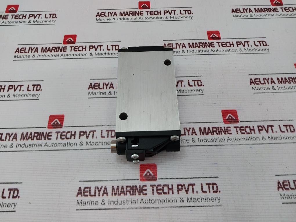 Mannesmann Rexroth 571 110 020 0 Pneumatic Valve 571 110 030 0