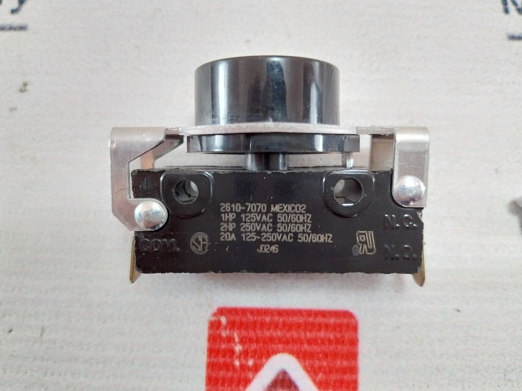 Mcgill 2610-7070 Push Button Switch 50/60Hz