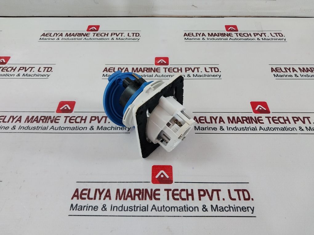 Merlin Gerin 32A-6H/200÷250V~ Plug Ip44 500V Ac