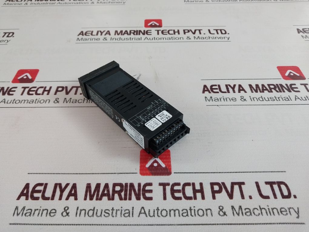Omega Cni3233-sm Din Process Temperature Microprocessor Controller Panel Meter