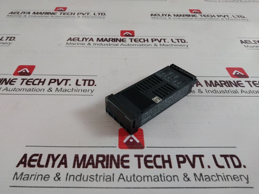 Omega Cni3233-sm Din Process Temperature Microprocessor Controller Panel Meter