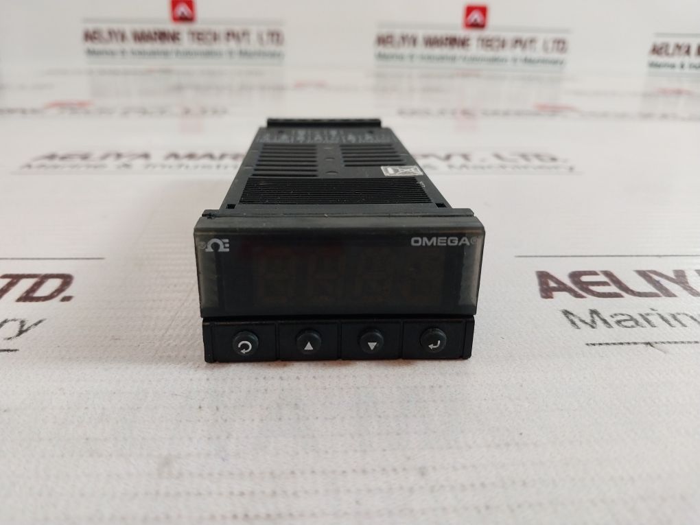 Omega Cni3233-sm Din Process Temperature Microprocessor Controller Panel Meter