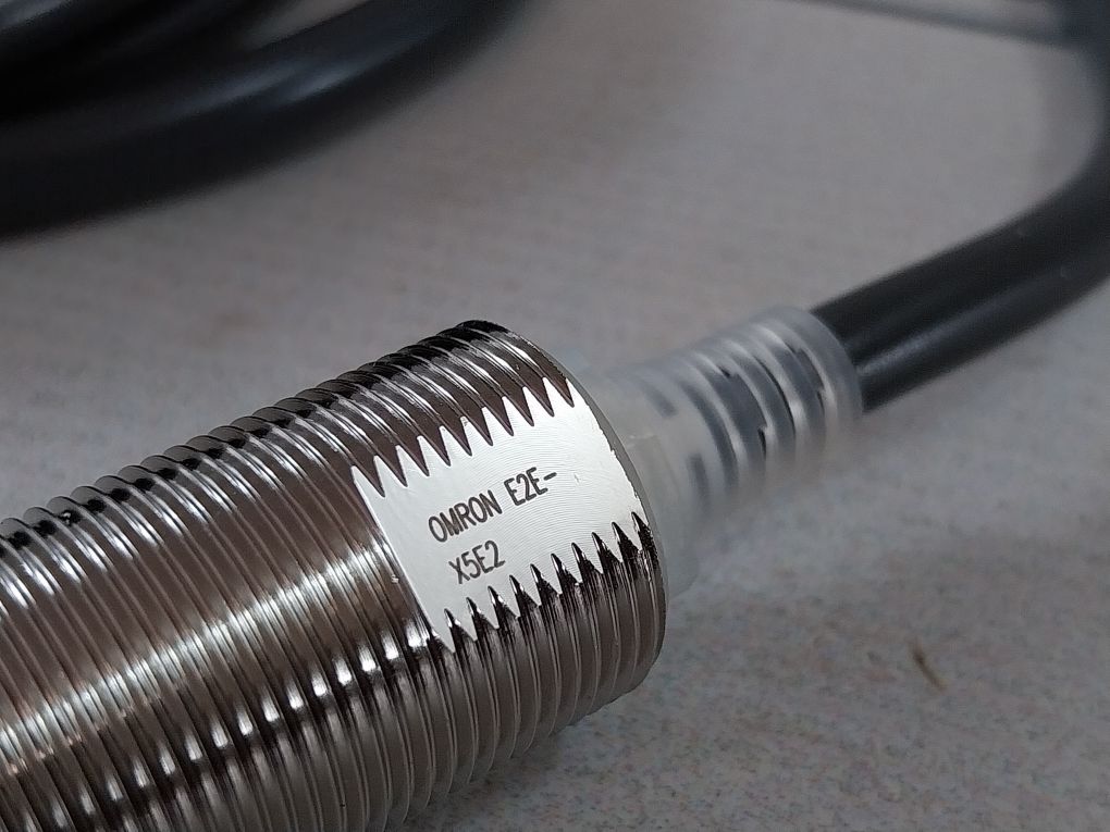 Omron E2E-x5E2 Proximity Sensor 12 To 24Vdc