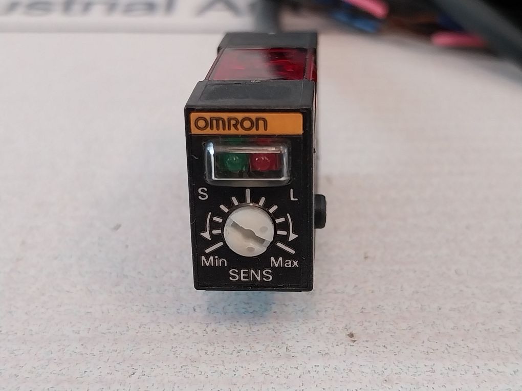Omron E3S-bd61 Photoelectric Switch 12 To 24 Vdc