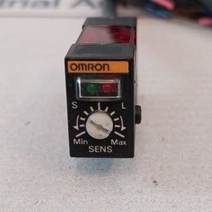 Omron E3S-bd61 Photoelectric Switch 12 To 24 Vdc