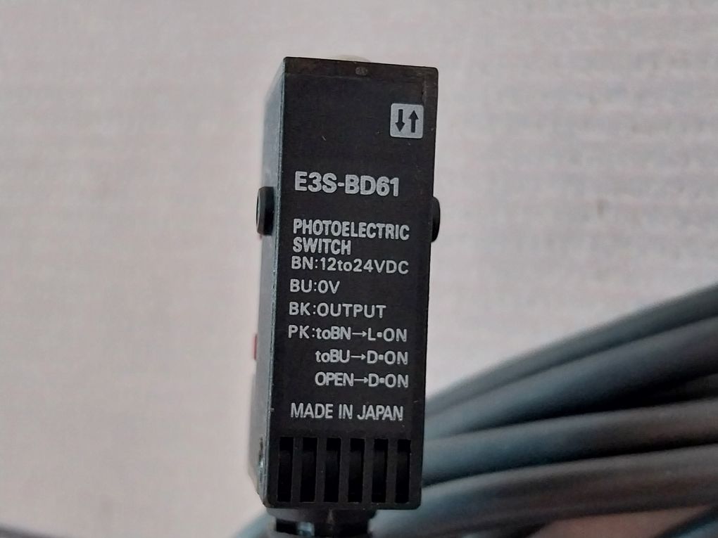 Omron E3S-bd61 Photoelectric Switch 12 To 24 Vdc