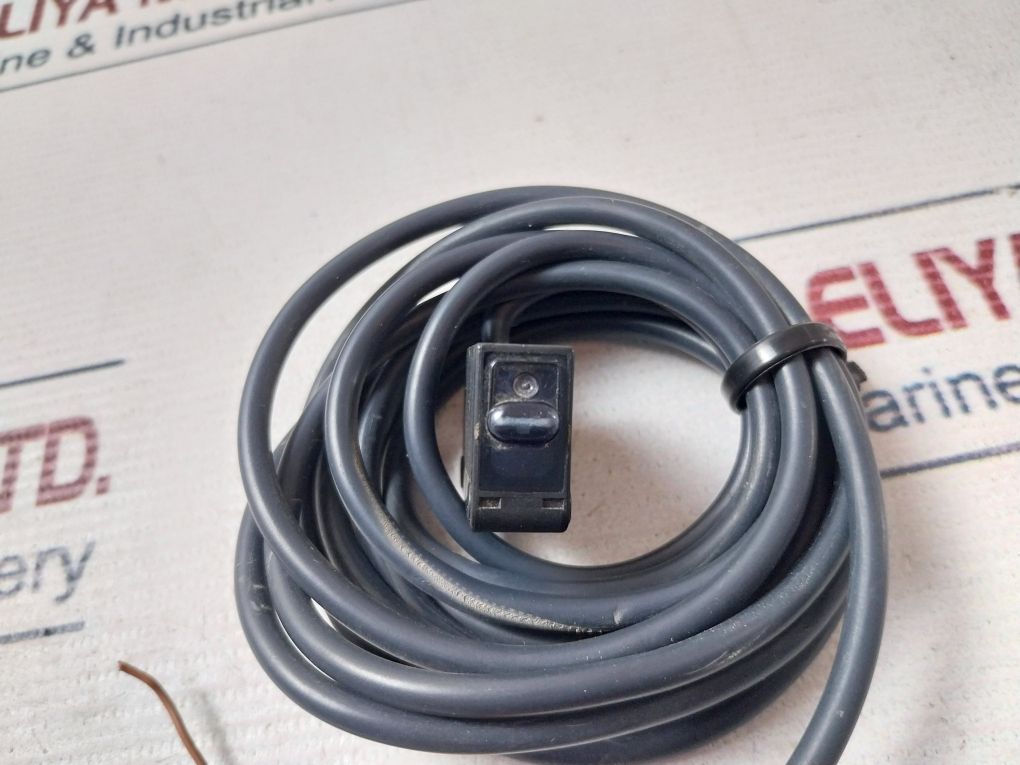 Omron E3Z-t81-l Photoelectric Sensor