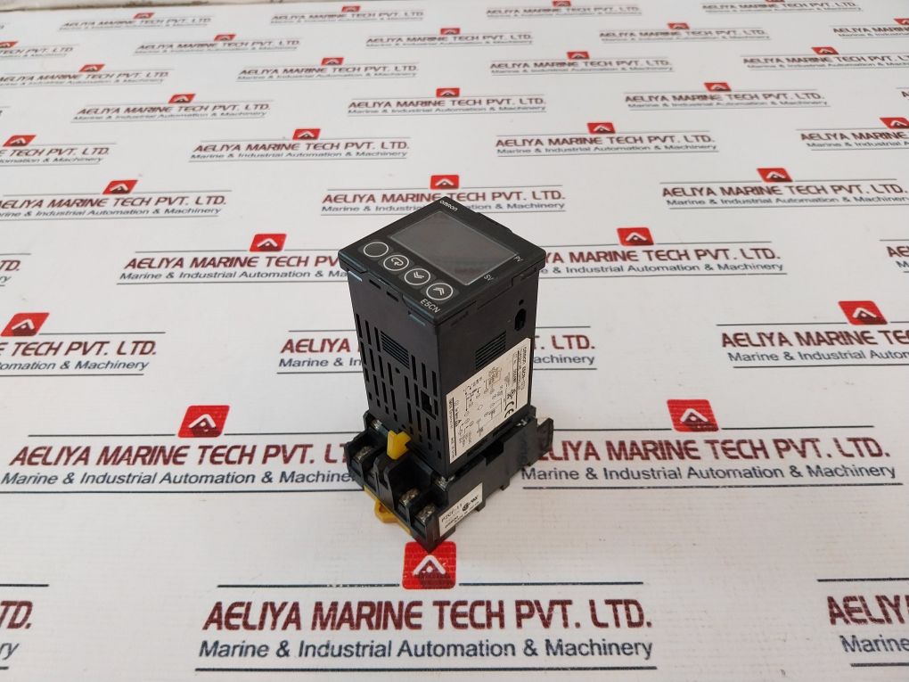 Omron E5Cn-c2Tu Digital Temperature Controller W/ P2Cf-11 Socket 50/60Hz