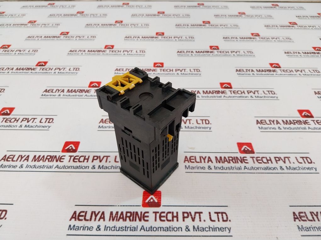 Omron E5Cn-c2Tu Digital Temperature Controller W/ P2Cf-11 Socket 50/60Hz