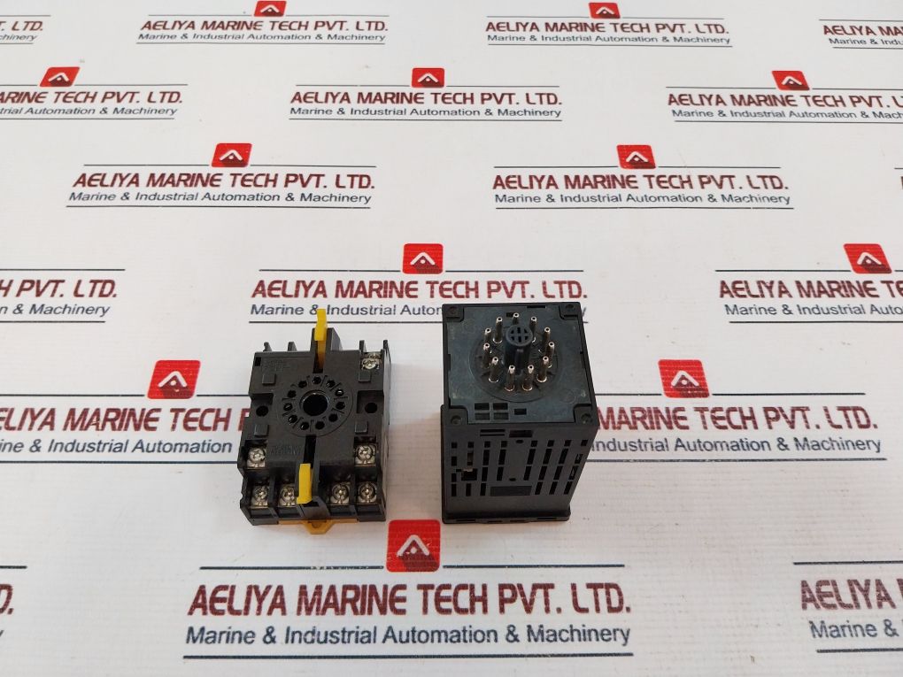 Omron E5Cn-c2Tu Digital Temperature Controller W/ P2Cf-11 Socket 50/60Hz